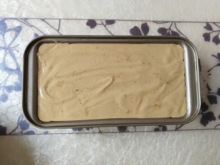 19、#甜味#红枣戚风蛋糕,倒入方形模具中，模具事先抹了一层油，震出大气泡。