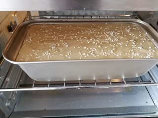 21、#甜味#红枣戚风蛋糕,放入预热好的烤箱中层，上下火150度烤90分钟。