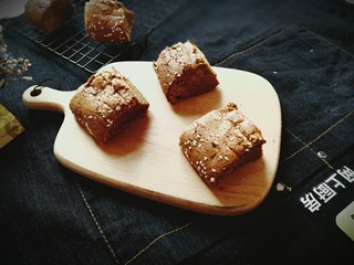 22、#甜味#红枣戚风蛋糕,烤好的蛋糕倒扣放凉，切开就可以吃啦，入口即化，枣味浓郁，女生要经常吃红枣类的哟。