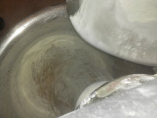 7、枣糕,切换低档加入面粉