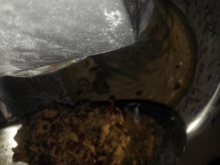 9、枣糕,加入枣泥，倒入油，高速快速搅匀就行，不可长时间打，否则，会打泄的