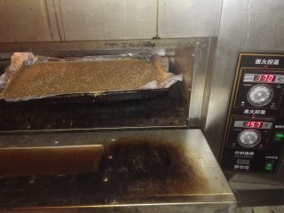 11、枣糕,入烤箱，上面180℃，下面160℃，约烤制30分钟转一下，过10分钟拿出来，中间不要老打开烤箱。快好的时候勤看着，别糊了