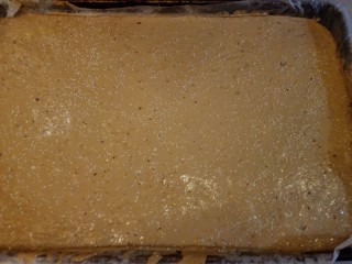 10、枣糕,放入烤盘，烤盘刷油，铺油纸，将打好的面糊倒入盘内，震几下，撒上白芝麻