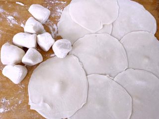 5、飘香韭菜盒,面团分成小剂子擀成圆皮