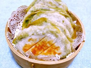 9、飘香韭菜盒,韭菜盒的味道满屋飘香装入容器中