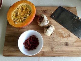 1、甜甜蜜蜜，幸福美满➕南瓜枸杞百合甜汤,食材合照：小南瓜小半个约300g，鲜百合两颗，干枸杞适量