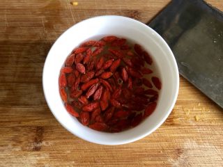 2、甜甜蜜蜜，幸福美满➕南瓜枸杞百合甜汤,干枸杞放少许清水浸泡