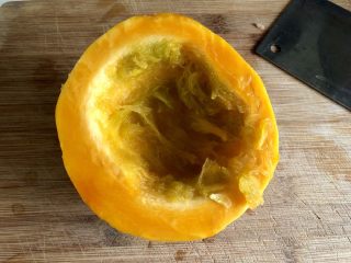 3、甜甜蜜蜜，幸福美满➕南瓜枸杞百合甜汤,南瓜去籽去瓤，削皮洗净