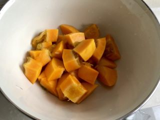 4、甜甜蜜蜜，幸福美满➕南瓜枸杞百合甜汤,南瓜切二三厘米长小块备用