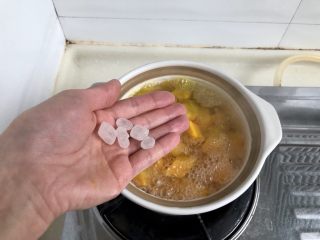 6、甜甜蜜蜜，幸福美满➕南瓜枸杞百合甜汤,煮开后转小火，放入四五颗冰糖，搅拌冰糖融化，因为南瓜本身有调味，阿晨觉得放这些冰糖已经够甜，喜欢汤汁更甜的可以多放一点冰糖。