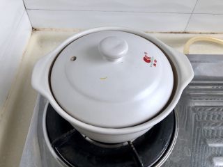 7、甜甜蜜蜜，幸福美满➕南瓜枸杞百合甜汤,加盖小火炖煮