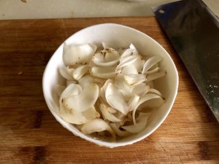 8、甜甜蜜蜜，幸福美满➕南瓜枸杞百合甜汤,煮南瓜时准备下百合。鲜百合花瓣一片片掰下，清水洗去泥土脏东西