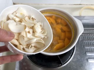 9、甜甜蜜蜜，幸福美满➕南瓜枸杞百合甜汤,南瓜煮10分钟变软，加入鲜百合，不用加盖，炖煮三四分钟