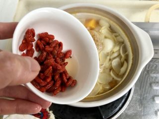 10、甜甜蜜蜜，幸福美满➕南瓜枸杞百合甜汤,加入泡发的枸杞，再煮两分钟即可。