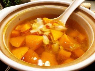 12、甜甜蜜蜜，幸福美满➕南瓜枸杞百合甜汤,煮好后阿晨接了个电话才拍照，放得有点久，又是砂锅煮的，鲜百合有点烂了，鲜百合其实很容易煮熟，三四分钟就够了