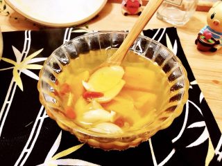 14、甜甜蜜蜜，幸福美满➕南瓜枸杞百合甜汤,来一碗甜蜜蜜滋补美味的南瓜百合糖水，开启一天的好心情吧????