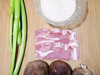 1、芹菜香菇培根粥,准备食材。