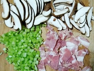 2、芹菜香菇培根粥,香菇洗净去根切片，芹菜洗净切小丁，培根切小片。