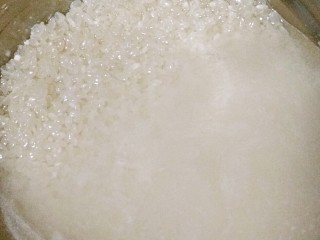 3、芹菜香菇培根粥,大米淘洗两遍即可。