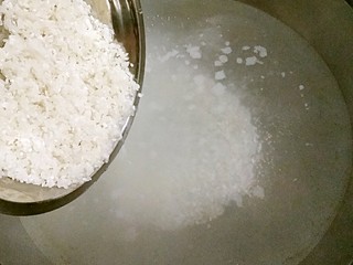 4、芹菜香菇培根粥,锅中加适量的水大火烧开后将淘洗干净的米倒入锅中，转中火煮15分钟。