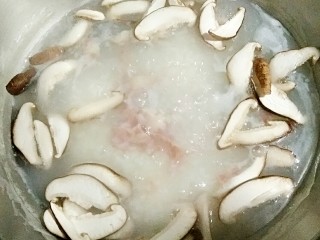 5、芹菜香菇培根粥,然后加入培根和香菇继续中小火煮10分钟。