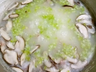 6、芹菜香菇培根粥,然后加入芹菜丁煮中小火10分钟。
