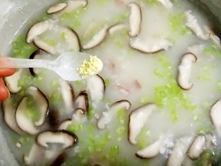 7、芹菜香菇培根粥,最后加入适量的鸡精提味，搅匀出锅即可。
