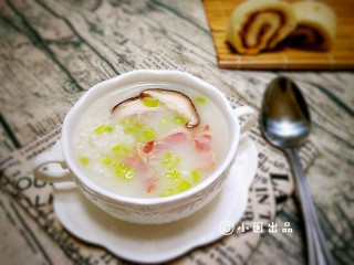 9、芹菜香菇培根粥,一碗粥，两个肉龙。这样的早餐，在冬日里真是暖心又暖胃。