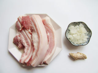 1、神仙肉,准备好所需食材，五花肉最好选上好红白相间的五花肉，看起来好看