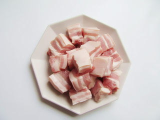 2、神仙肉,将五花肉洗干净切成三四厘米宽的大块