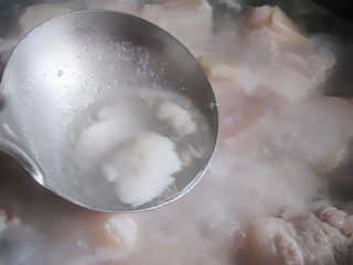 4、神仙肉,锅中加入适量的冷水，倒入五花肉、适量的料酒。大火煮开后、撇去浮沫