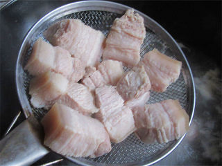 5、神仙肉,将焯好的五花肉捞出洗去浮沫