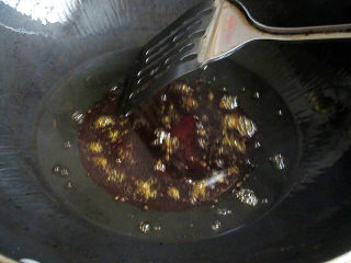 7、神仙肉,煸炒至冰糖全部融化，并从锅底部开始往上冒黄色的小泡时即可