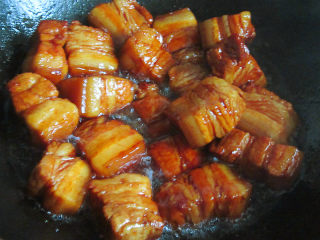 8、神仙肉,另起一锅，先将五花肉煎一下，然后倒入糖色中，转中火。快速翻炒。让每块五花肉都能够裹上糖色