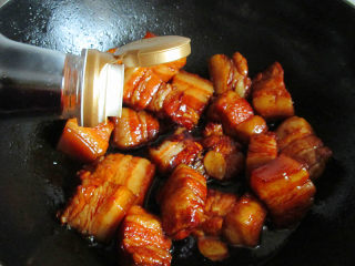 9、神仙肉,再加入适量的酱油，翻炒均匀