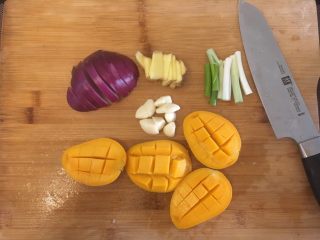 1、红烧牛肉(大白豆+小芒果版),准备好以下材料