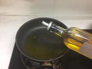 3、红烧牛肉(大白豆+小芒果版),倒油,准备开始做今天的红烧牛肉啦,记住,开小火,这样才会从容不迫,不怕肉糊或者配料煎糊