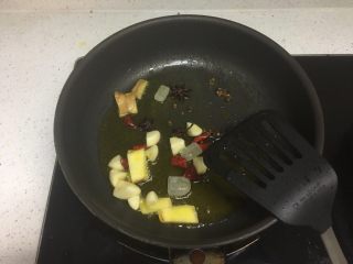 4、红烧牛肉(大白豆+小芒果版),倒入姜蒜、冰糖、干辣椒,花椒,炒炒香