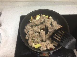 5、红烧牛肉(大白豆+小芒果版),倒入刚刚的牛肉,翻炒裹油