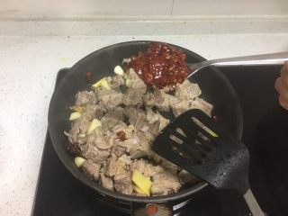 6、红烧牛肉(大白豆+小芒果版),放入两勺豆瓣酱