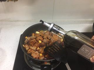 7、红烧牛肉(大白豆+小芒果版),倒入一点老抽,既上色又有味