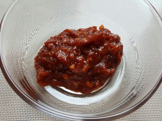 6、鸡肉海鲜披萨,6．拌匀后将酱料盛出，放凉备用。