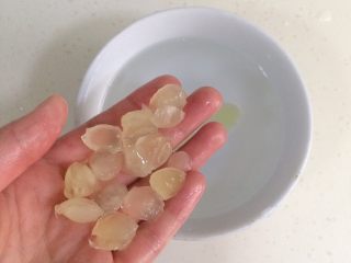 3、桃胶雪燕皂角米羹,把皂角米清洗干净。