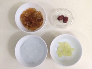 5、桃胶雪燕皂角米羹,准备好需要的食材。