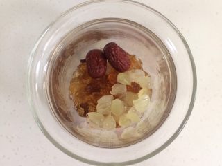 6、桃胶雪燕皂角米羹,在炖盅内加入桃胶、皂角米和红枣。