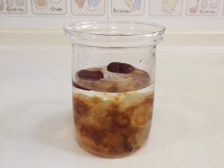 7、桃胶雪燕皂角米羹,倒入适量的纯净水，不要超过最高水位线。