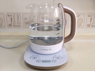 8、桃胶雪燕皂角米羹,在养生壶内加入1000—1200毫升的水。