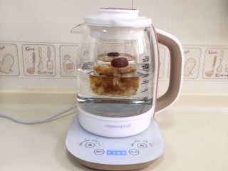 9、桃胶雪燕皂角米羹,把炖盅放入养生壶内。