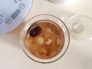 13、桃胶雪燕皂角米羹,美容养颜的桃胶雪燕皂角米羹制作完成了。