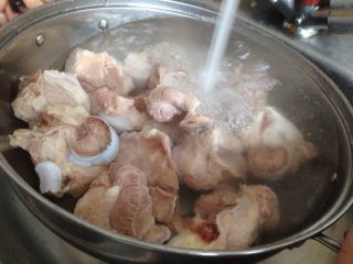 2、紫淮山玉米猪骨汤,再用水冲一次，去掉浮沫